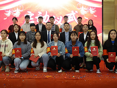 開業(yè)典禮與安陽工學院志愿者合影